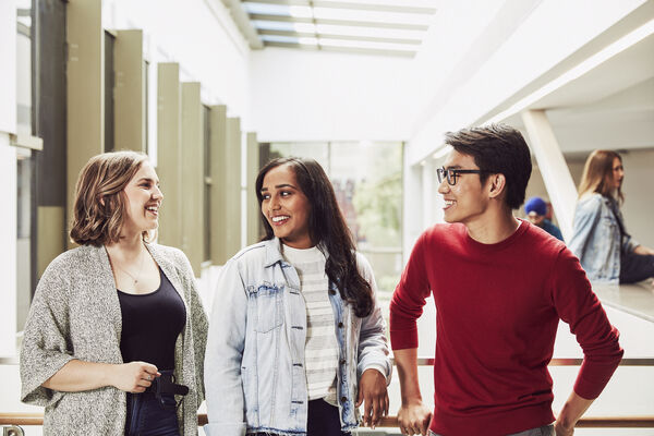3 students chatting